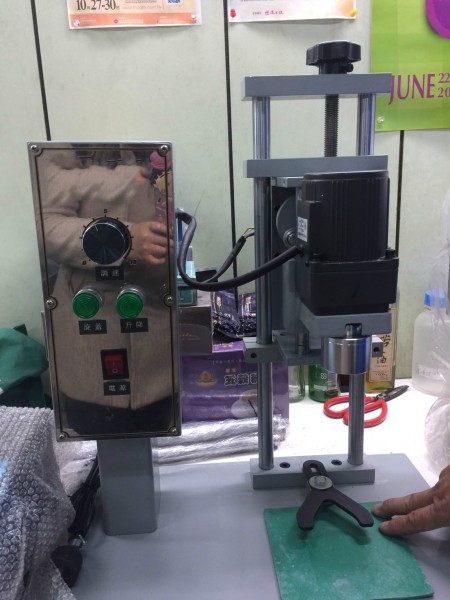 半自動旋蓋機