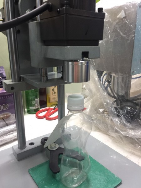 半自動旋蓋機