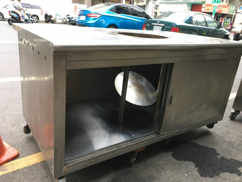 中間單孔車台